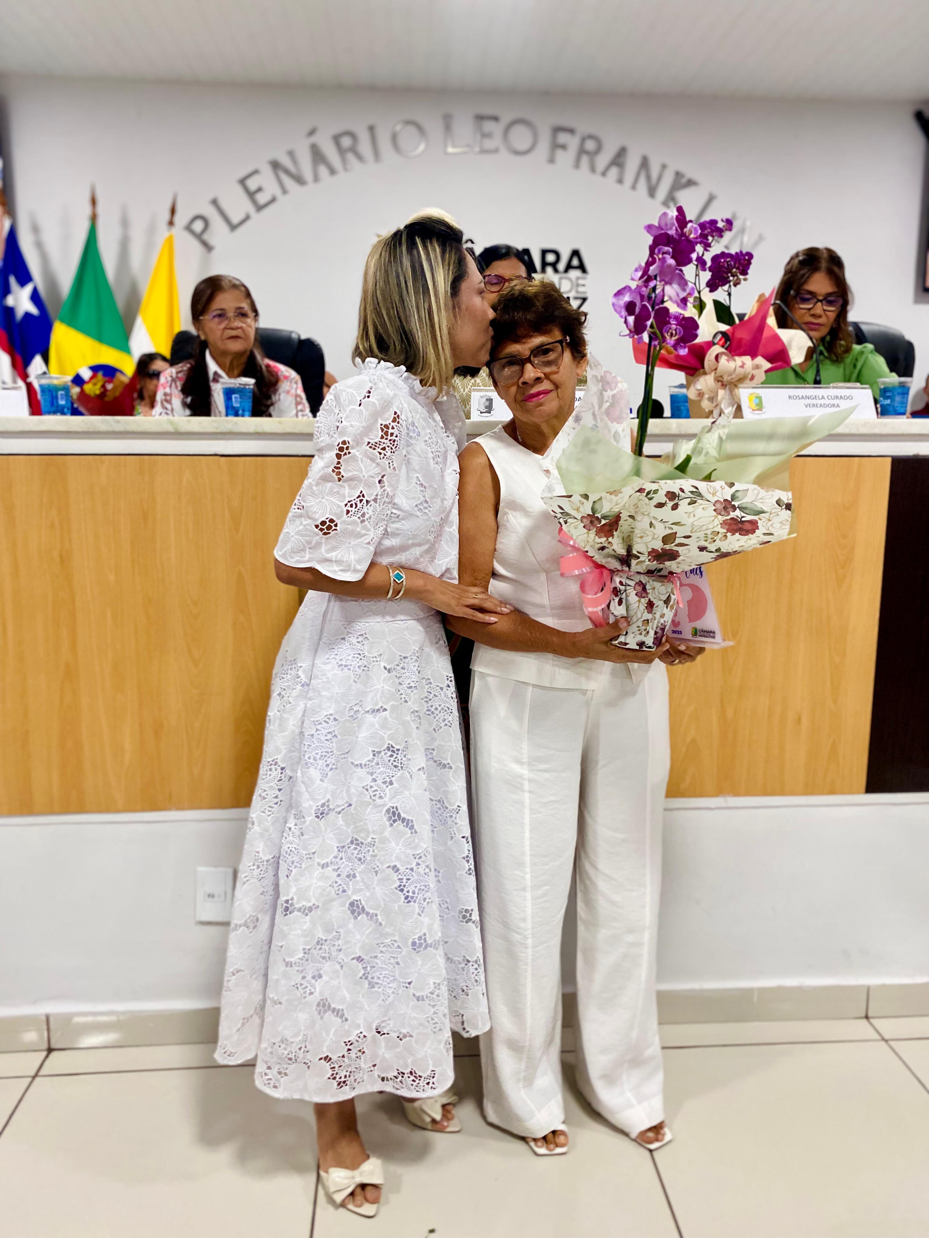 Câmara Municipal realiza sessão solene em homenagem ao Dia das Mães