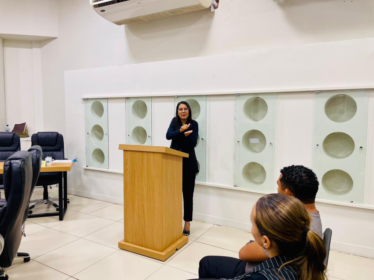 Tribuna Popular debate importância da Lei nº 10.436/2002 e da inclusão por meio da Libras