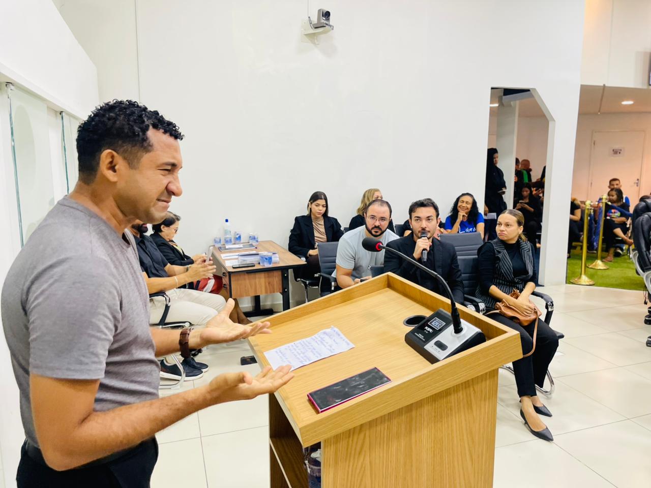 Tribuna Popular debate importância da Lei nº 10.436/2002 e da inclusão por meio da Libras