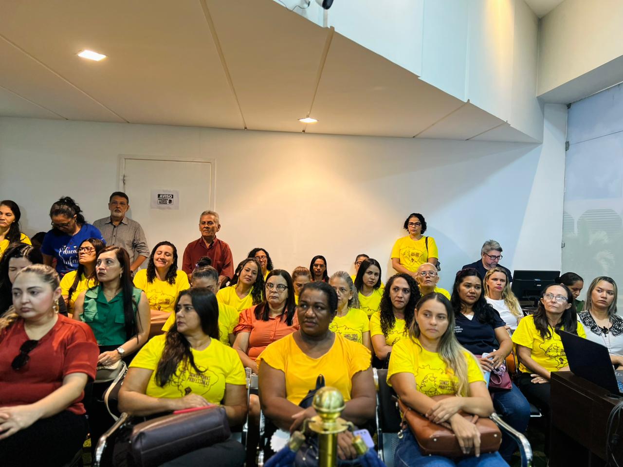 Tribuna Popular debate reconhecimento dos auxiliares da educação como profissionais do magistér...