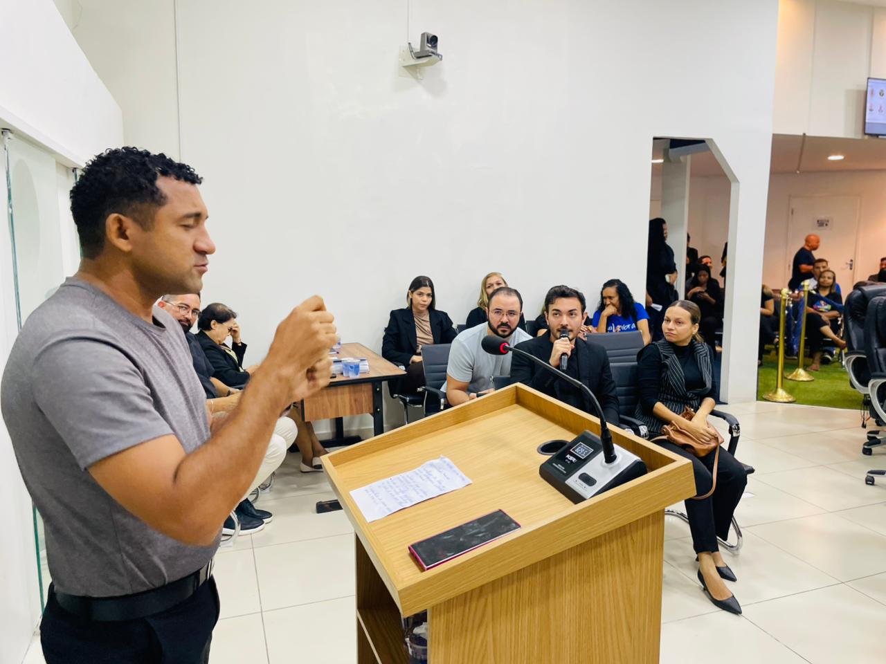 Tribuna Popular debate importância da Lei nº 10.436/2002 e da inclusão por meio da Libras