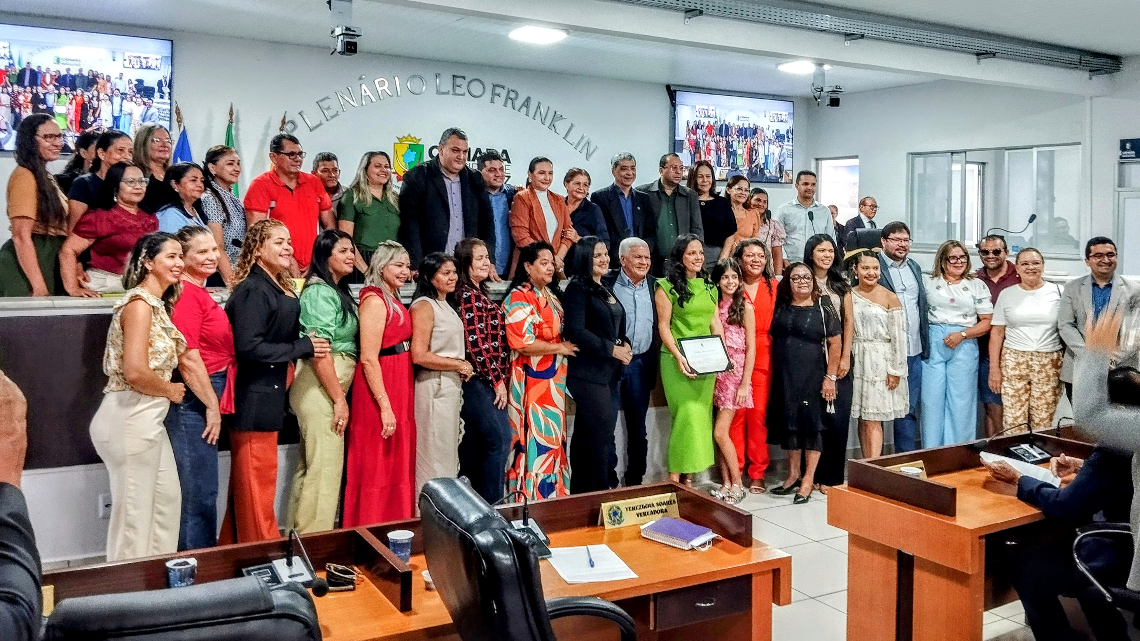 Carol Pereira e Ivair Roberto recebem honrarias na Câmara Municipal