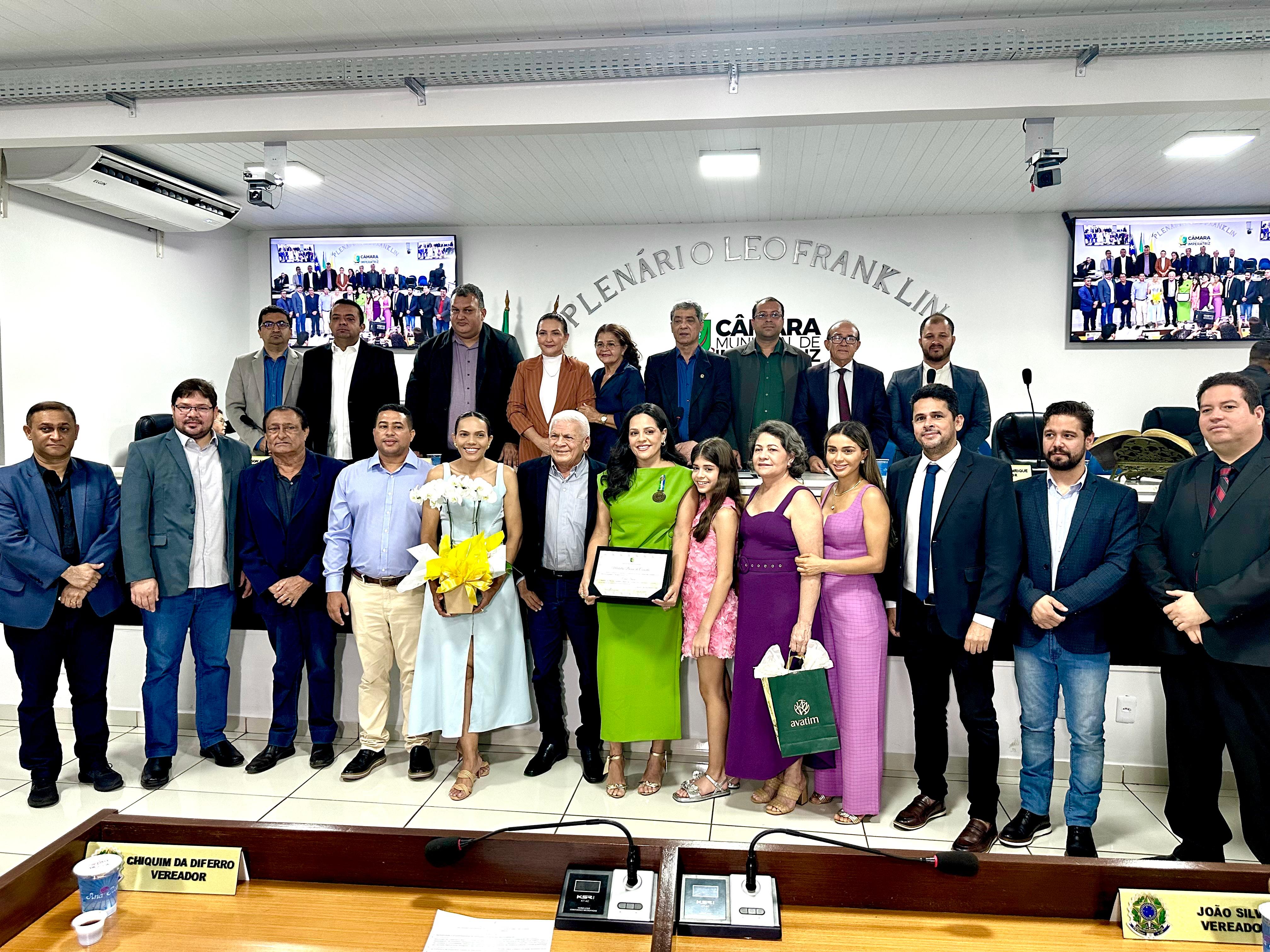 Carol Pereira e Ivair Roberto recebem honrarias na Câmara Municipal