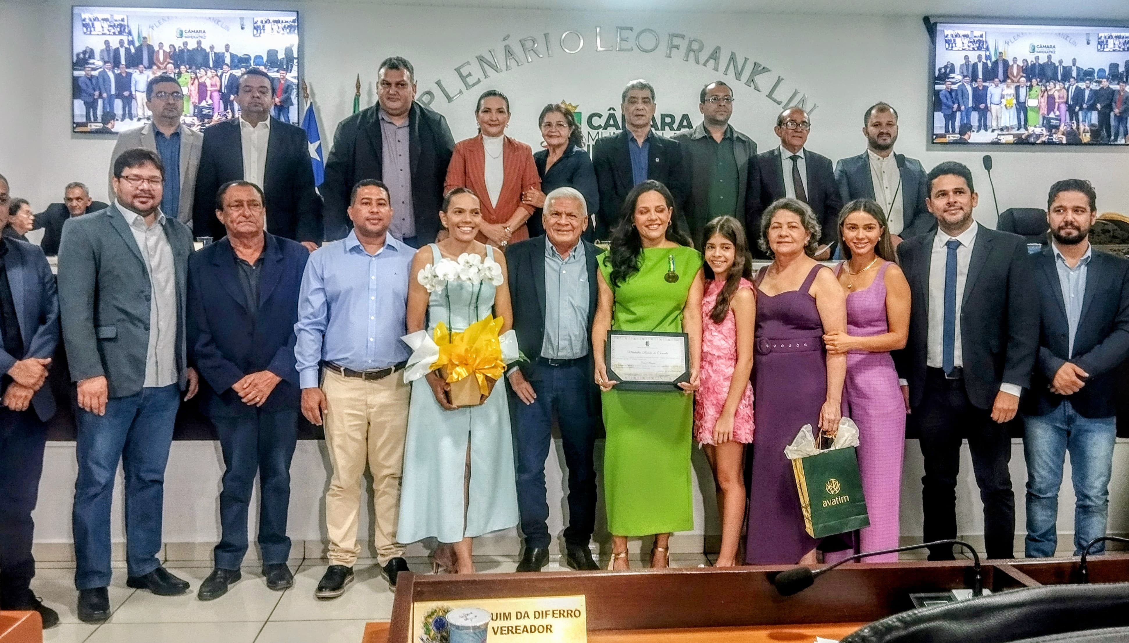 Carol Pereira e Ivair Roberto recebem honrarias na Câmara Municipal