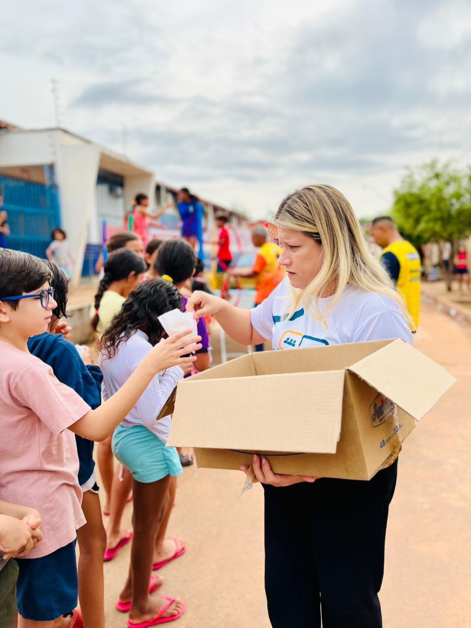 Câmara em Movimento leva ação solidária ao bairro Ouro Verde em celebração ao Dia das Crianças