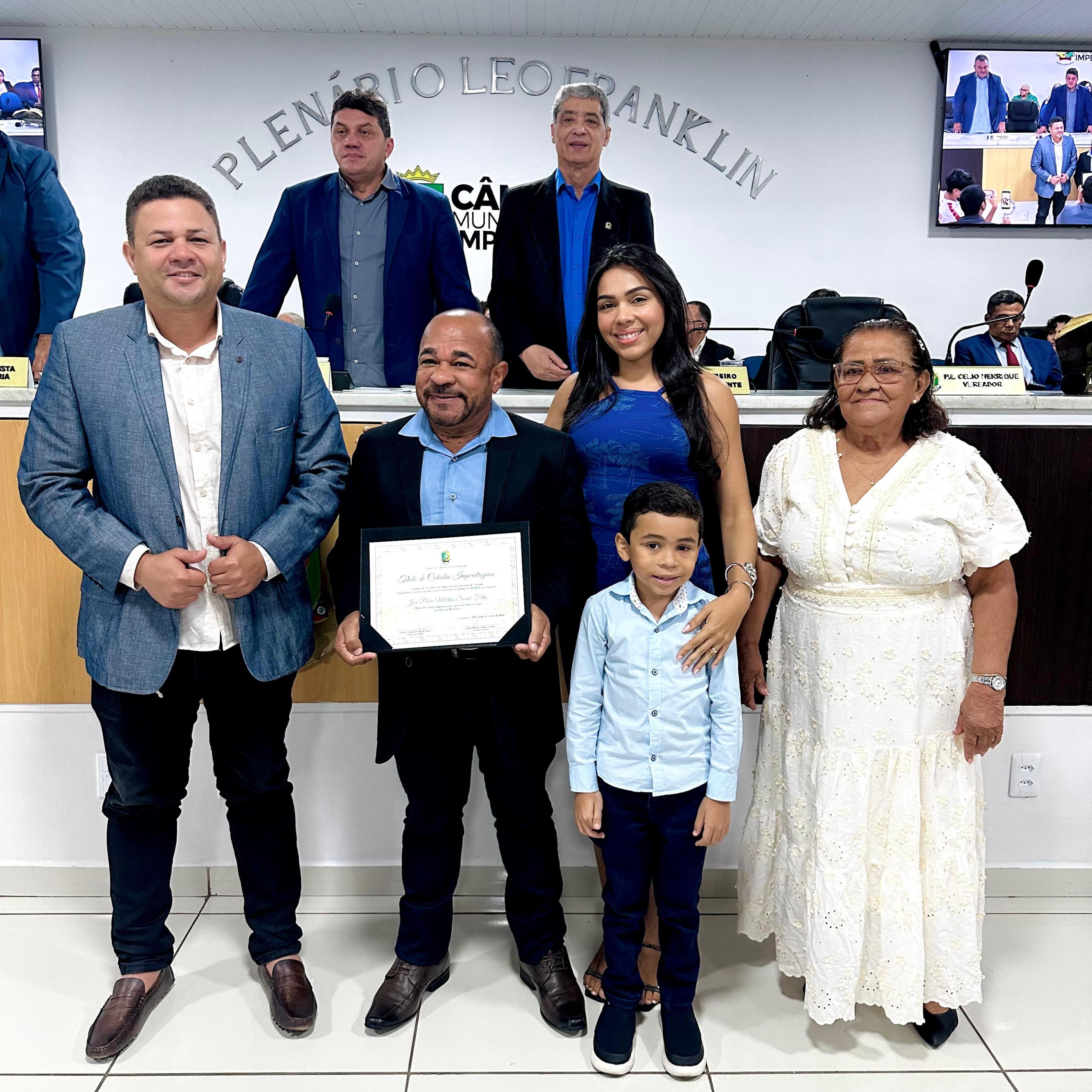 Vereadores concedem Título de Cidadão e Medalha de Mérito Legislativo