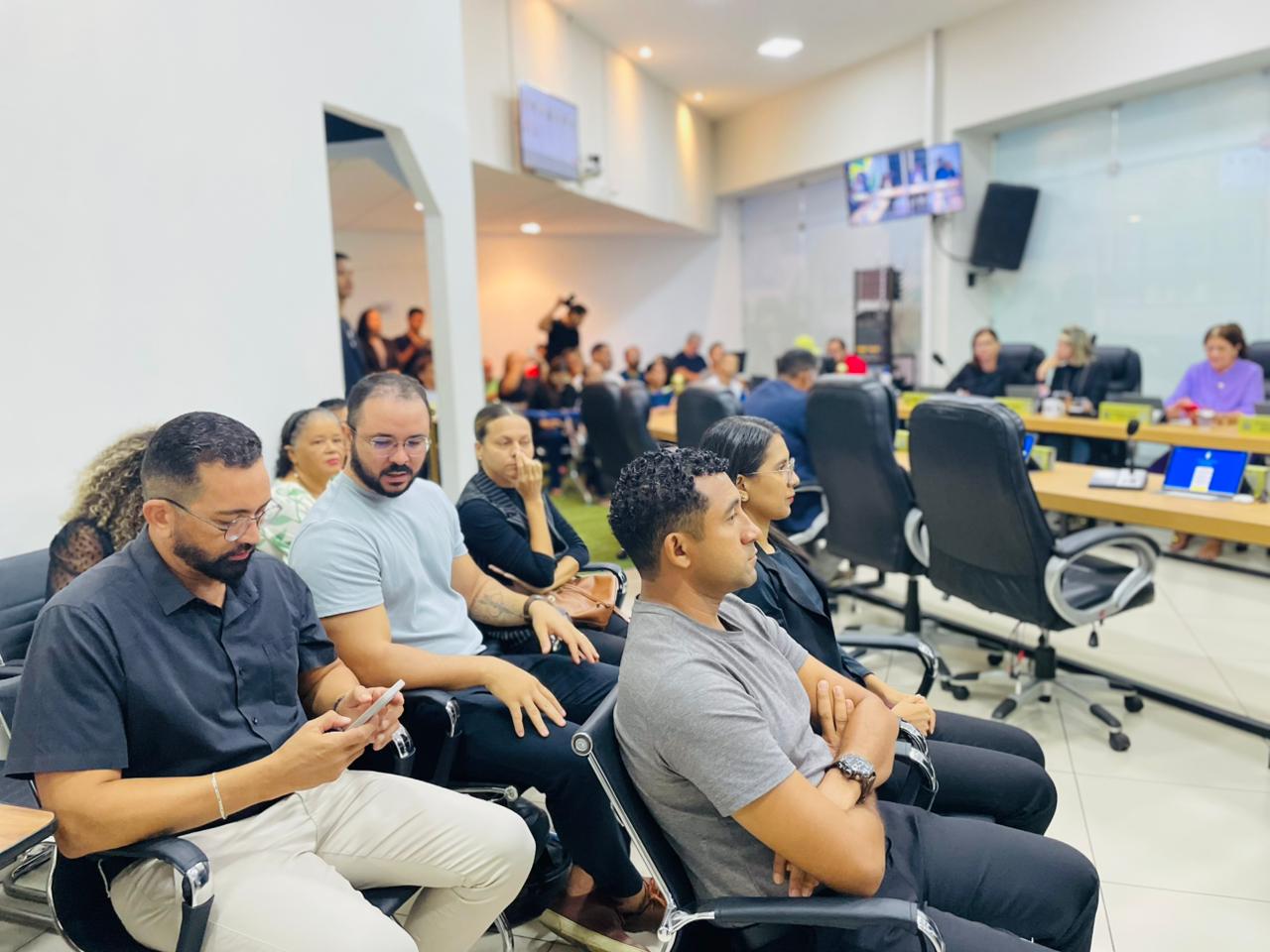 Tribuna Popular debate importância da Lei nº 10.436/2002 e da inclusão por meio da Libras