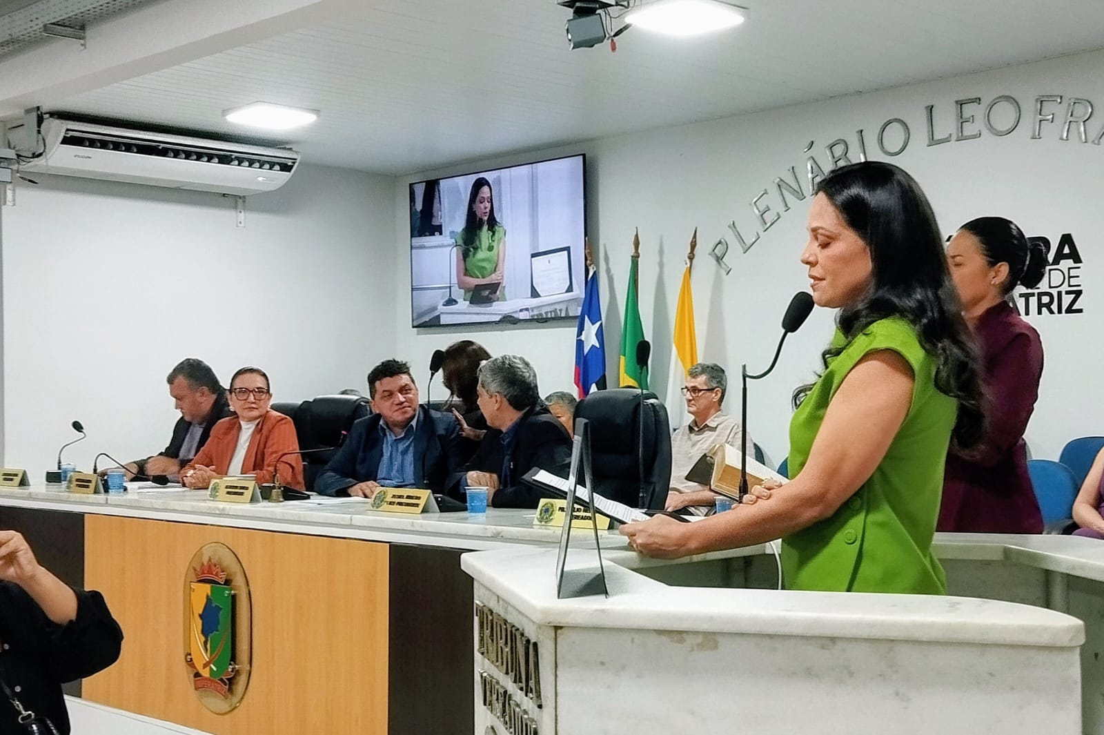 Carol Pereira e Ivair Roberto recebem honrarias na Câmara Municipal