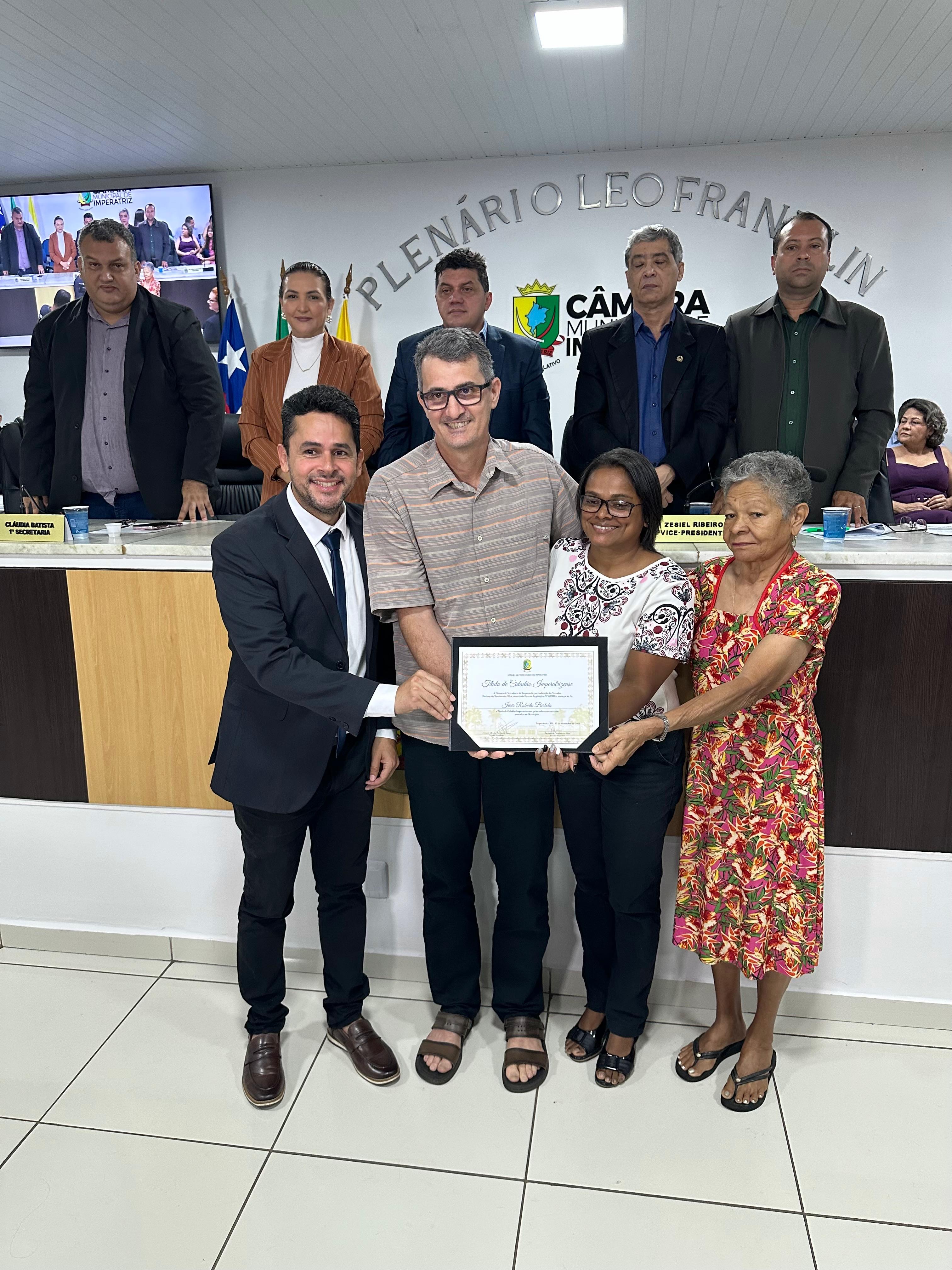 Carol Pereira e Ivair Roberto recebem honrarias na Câmara Municipal