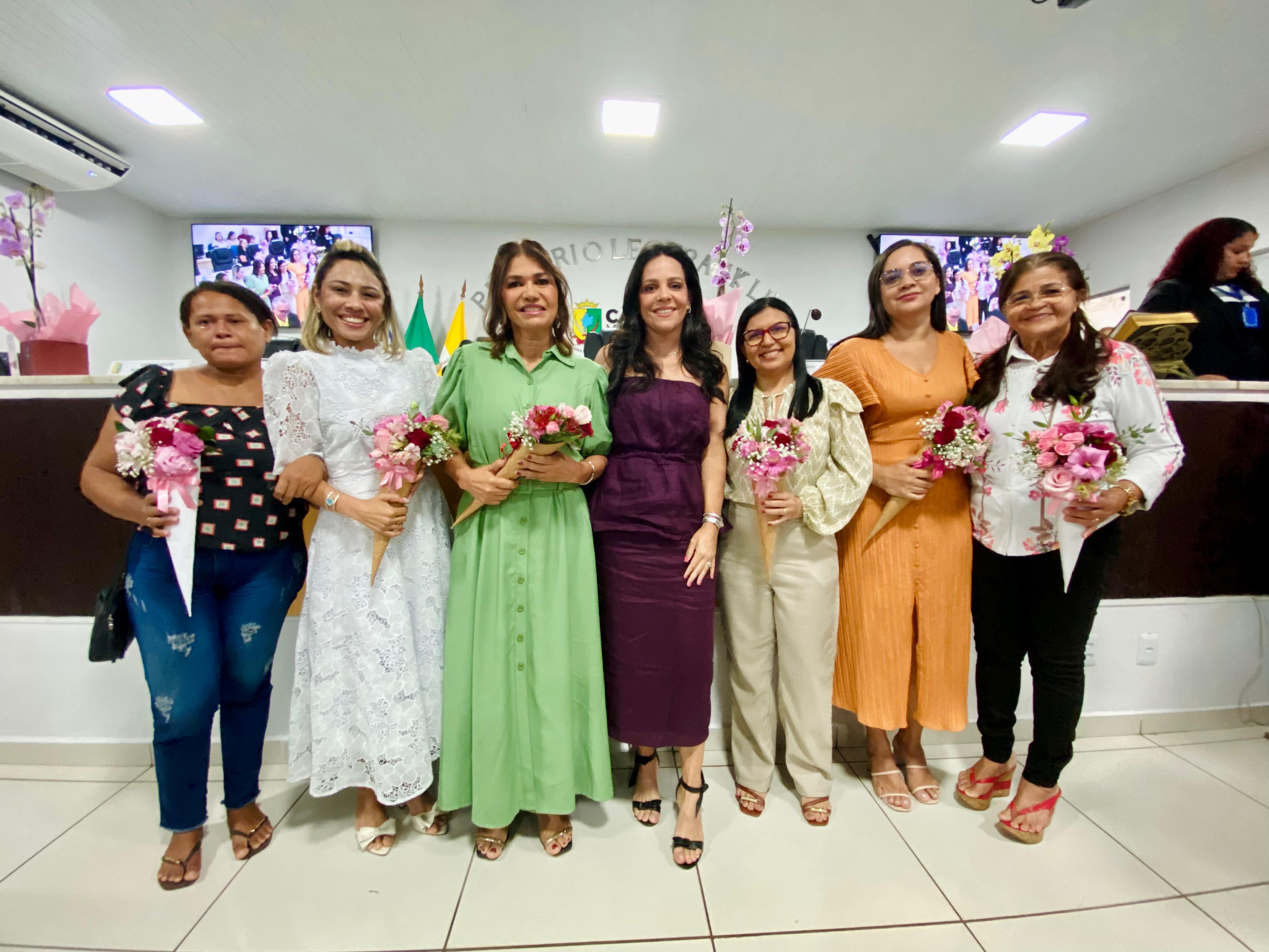 Câmara Municipal realiza sessão solene em homenagem ao Dia das Mães
