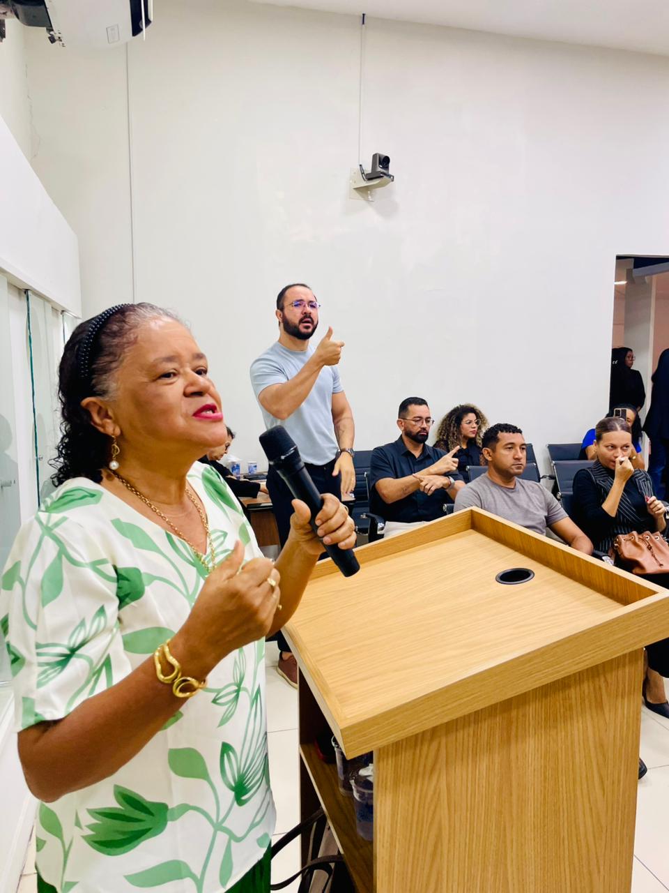 Tribuna Popular debate importância da Lei nº 10.436/2002 e da inclusão por meio da Libras