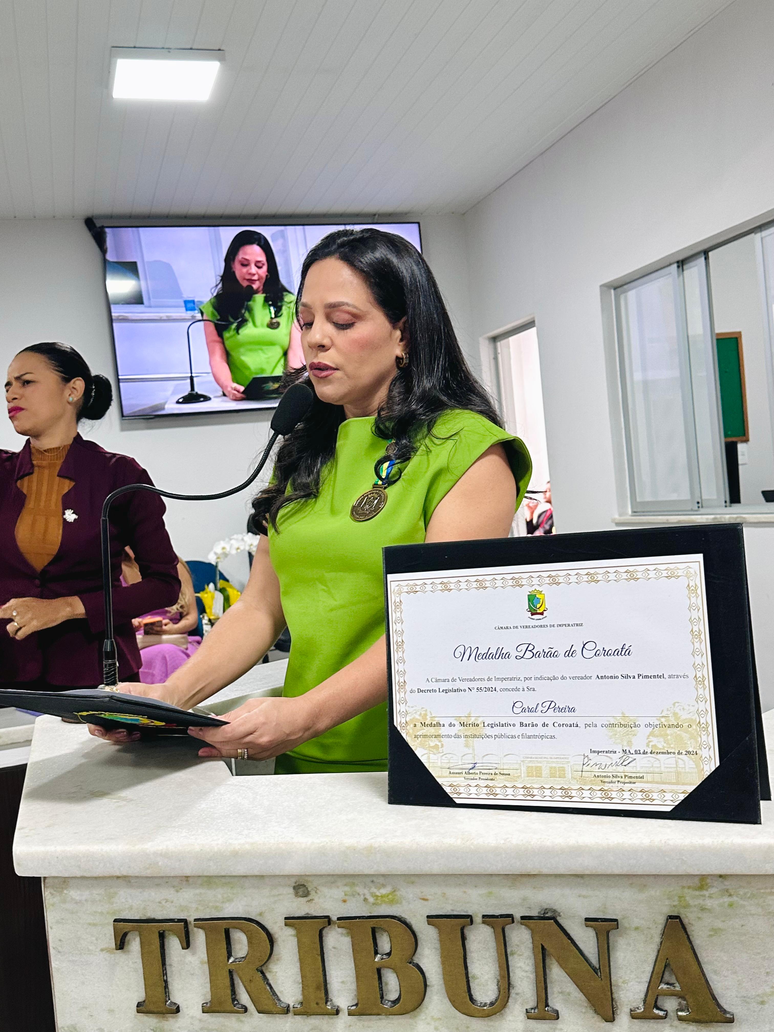 Carol Pereira e Ivair Roberto recebem honrarias na Câmara Municipal