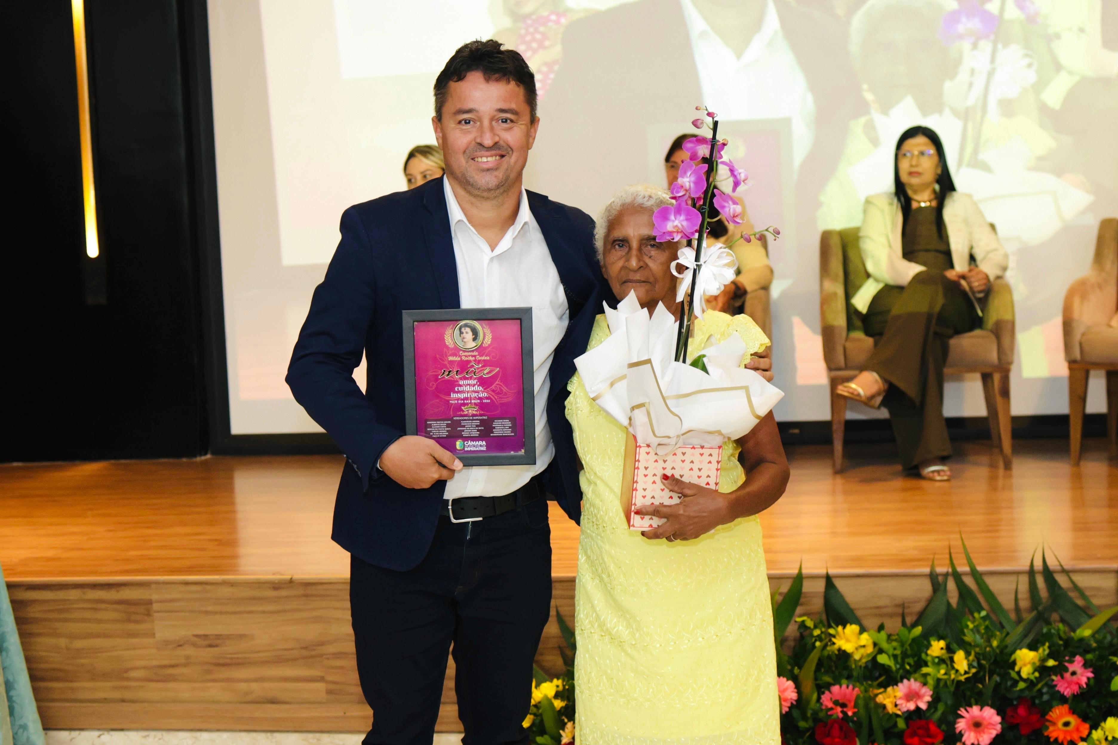 Câmara realiza solenidade em alusão ao Dia das Mães com entrega da Comenda Hilda Rocha Cortez