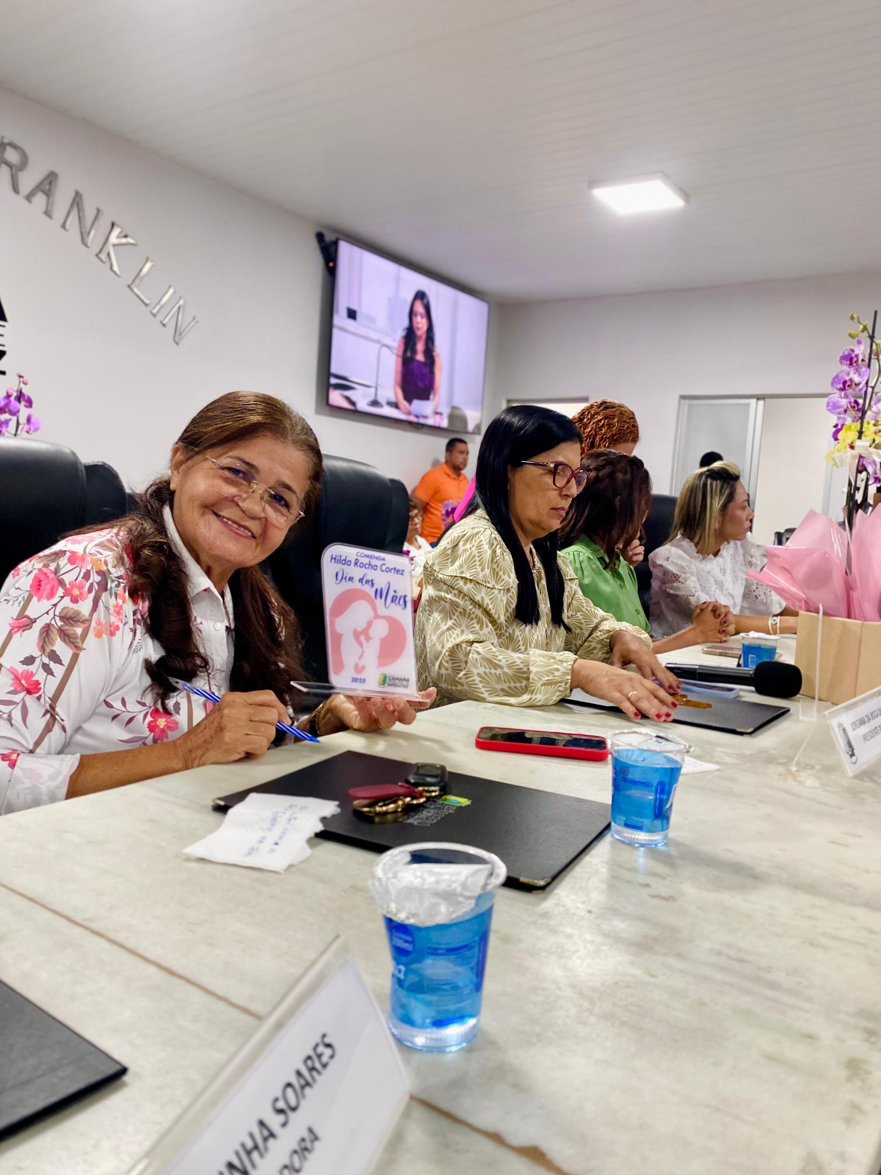 Câmara Municipal realiza sessão solene em homenagem ao Dia das Mães