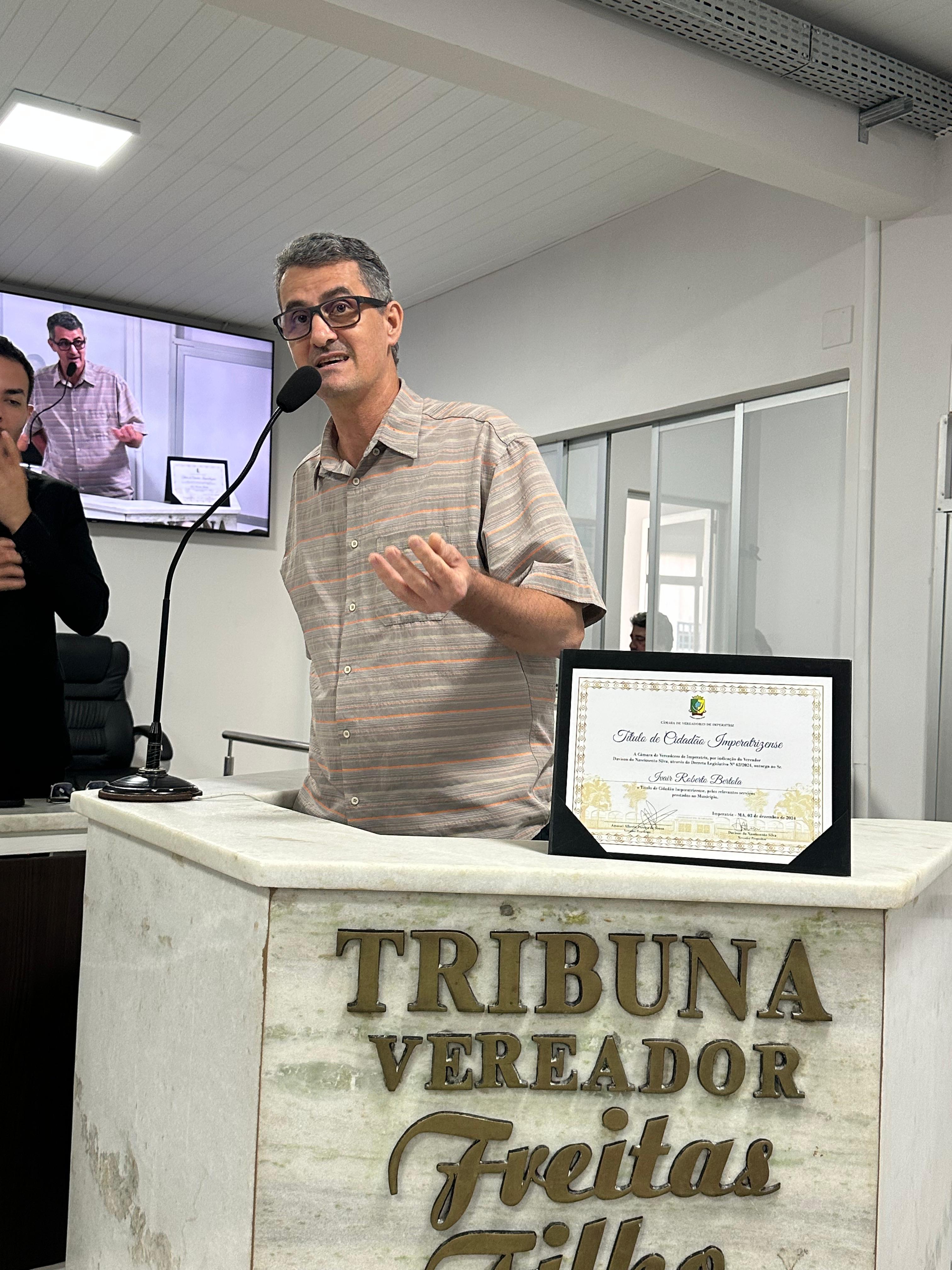 Carol Pereira e Ivair Roberto recebem honrarias na Câmara Municipal