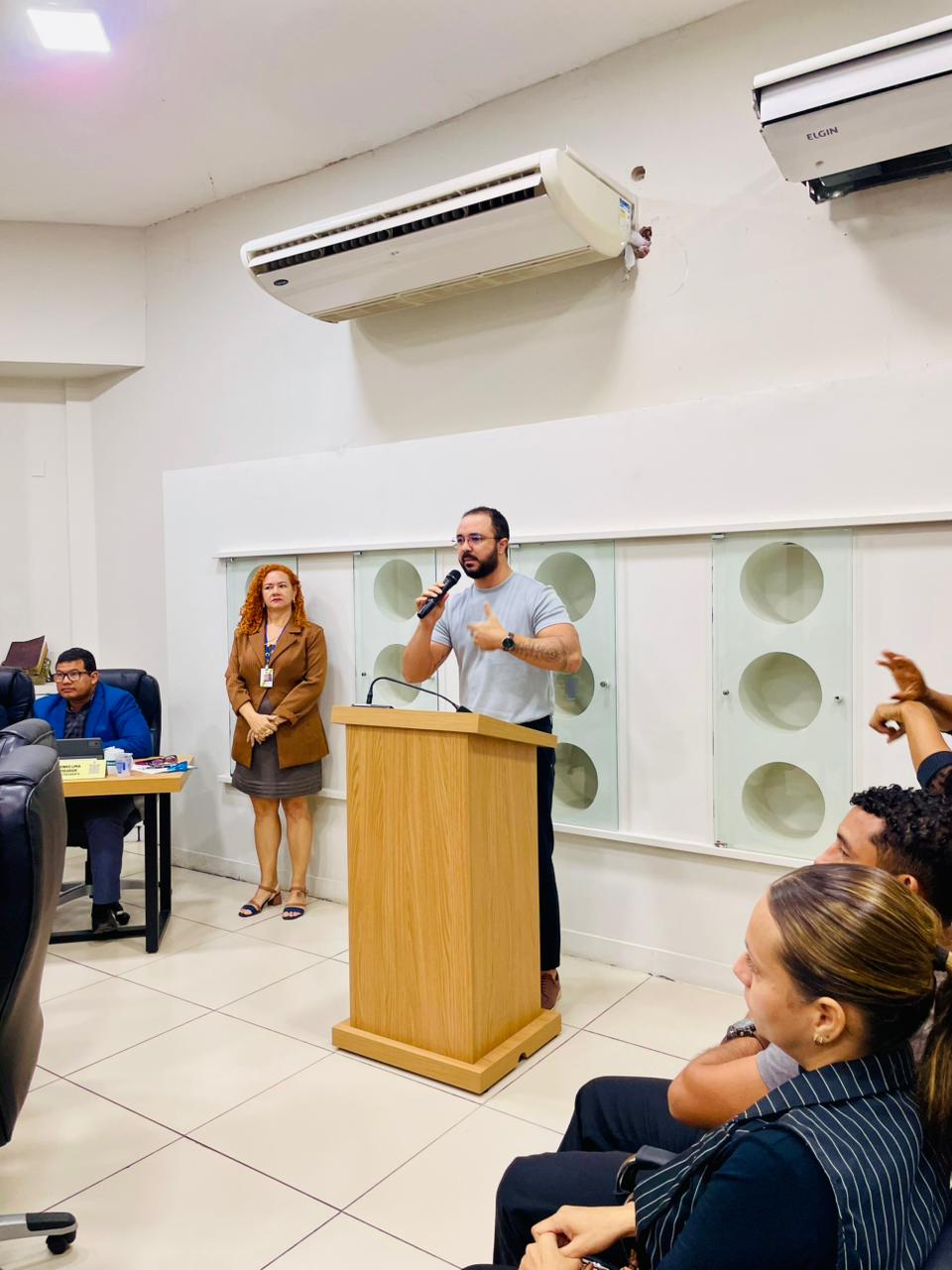 Tribuna Popular debate importância da Lei nº 10.436/2002 e da inclusão por meio da Libras
