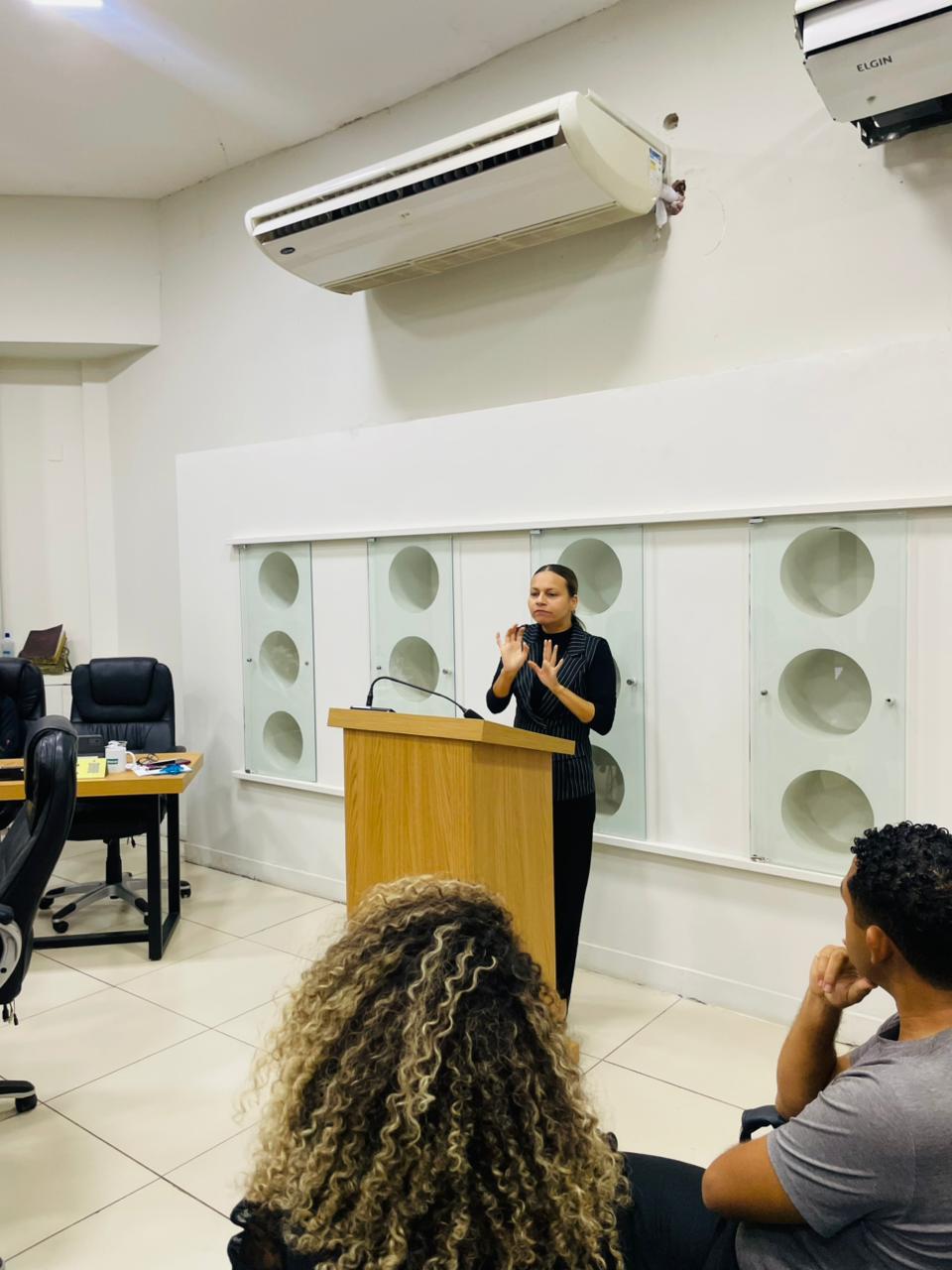 Tribuna Popular debate importância da Lei nº 10.436/2002 e da inclusão por meio da Libras