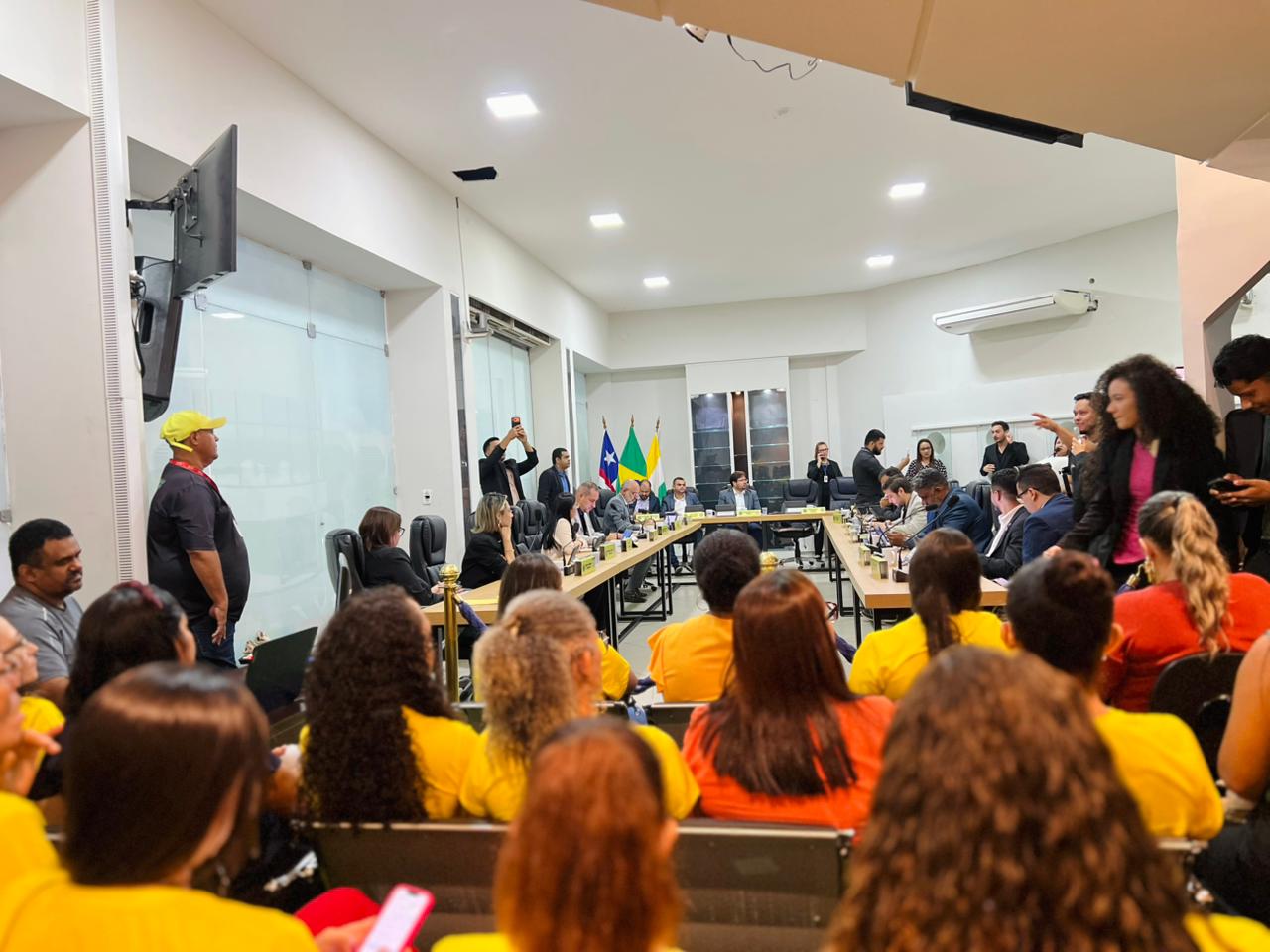 Tribuna Popular debate reconhecimento dos auxiliares da educação como profissionais do magistér...