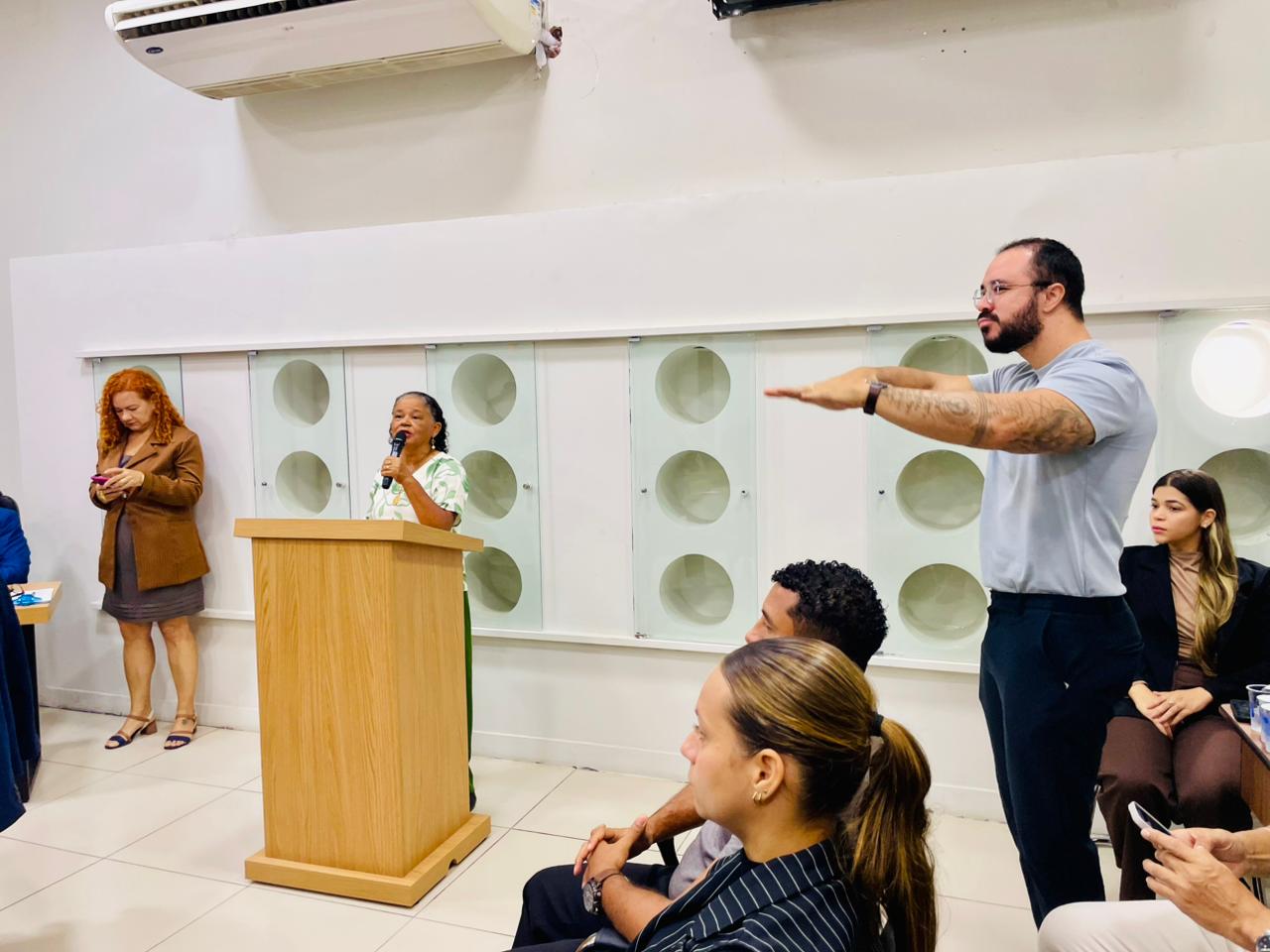 Tribuna Popular debate importância da Lei nº 10.436/2002 e da inclusão por meio da Libras